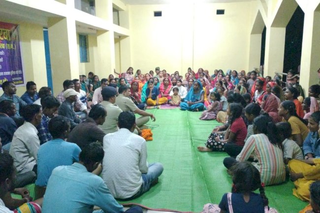 थानेदार ने लोगों के साथ धरा पर बैठकर लोगों को किया जागरूक