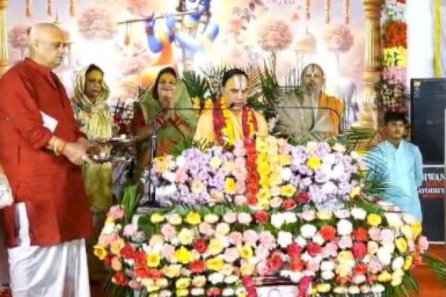 जगतगुरु महाराज से भक्त ध्रुव की कथा सुन मंत्रमुग्ध हुए लोग