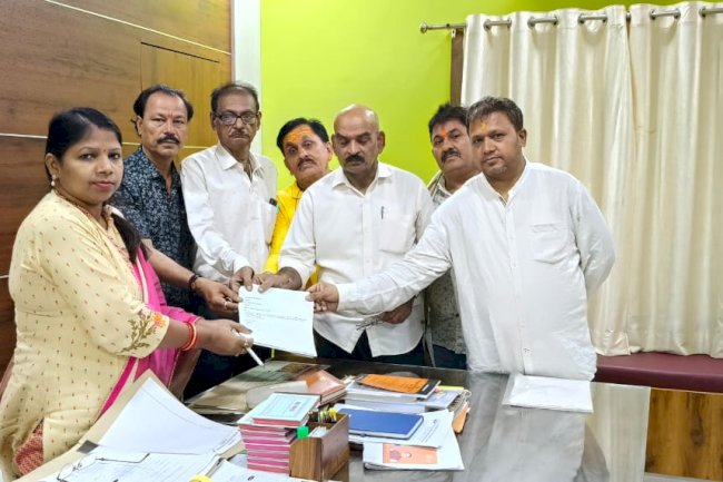 शहर की समस्याओं को लेकर नगरनिगम उपायुक्त को शौपा ज्ञापन