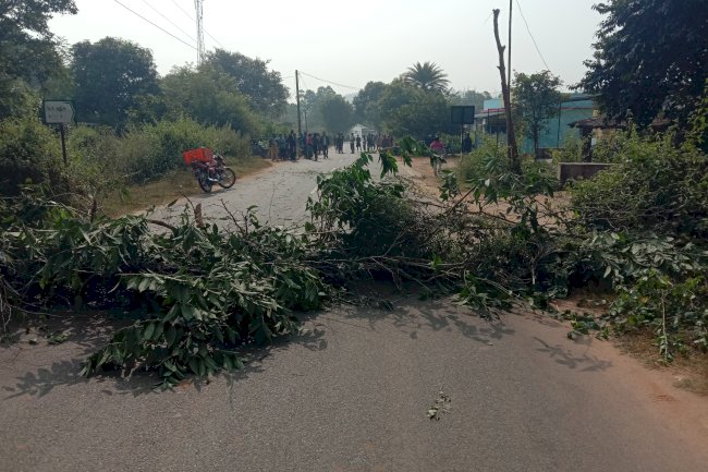 दुर्घटना को लेकर स्थानीय लोगों ने किया सड़क जाम 