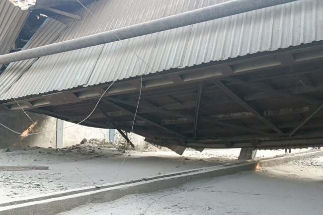 डालमिया सीमेंट का कन्वेयर बेल्ट सड़क पर गिरा बाल बाल बचे लोग