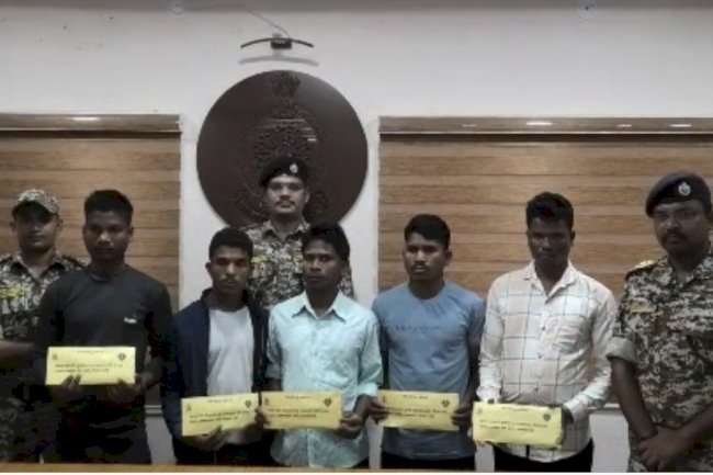 11 लाख के इनामी समेत अन्य नकस्लीयों ने किया आत्मसमर्पण