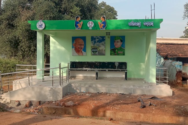 पैसे की वर्बादी है ऐसे बस स्टाप बनाना 
