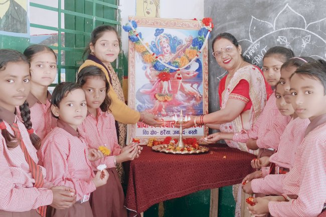 प्राथमिक विद्यालय चमरहिया में धूमधाम से संपन्न हुई सरस्वती पूजा 