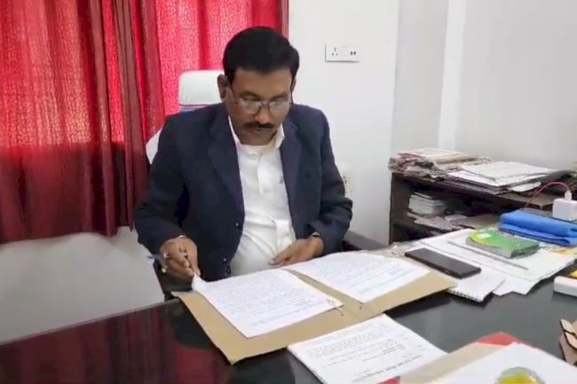 भ्रष्टाचार निरोधक ब्योरो द्वारा पकडा़ गया रिश्वतखोर शिक्षाधिकारी 