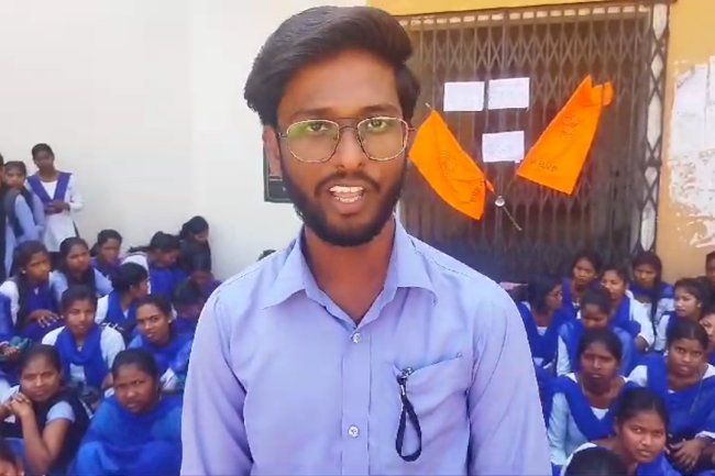 मनोहरपुर डिग्री कालेज में जारी है धरना प्रदर्शन 