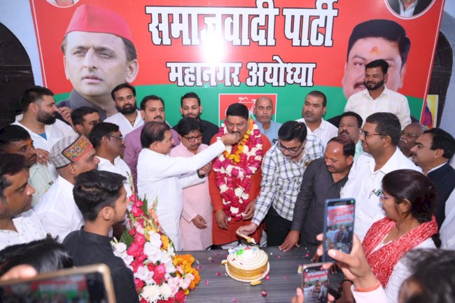 मनाई गई पूर्व मंत्री तेज नारायण पांडे पवन का जन्मदिन