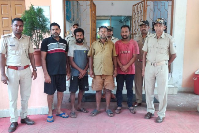 लौह अयस्क से भरे चार ट्रक जब्त एवं चार गिरफ्तार 