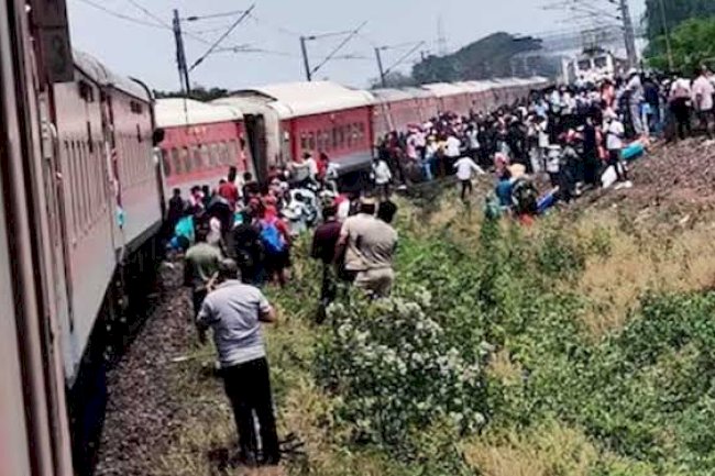 बेगलुरु कामाख्या एसी सुपरफास्ट एक्सप्रेस के ग्यारह डिब्बे बेपटरी 