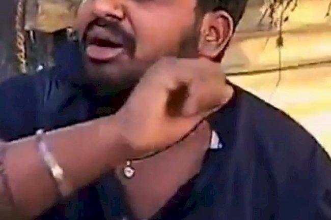 पुलिस के हवाले किया गया नहाते हुए महिलाओं की बिडीयों बनाने वाला युवक 