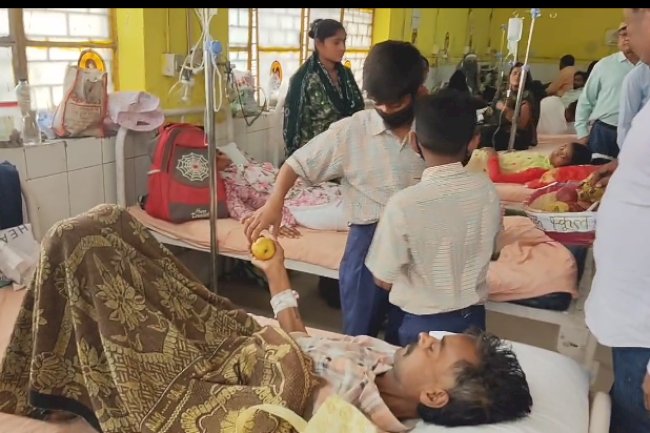 छात्रों ने पोषण पखवाड़े के अंतर्गत मरीजों को फल वितरित किए