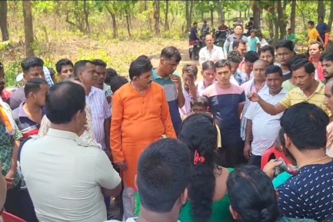 भूमि अधिग्रहण के बाद रोजगार को लेकर विरोध प्रदर्शन 