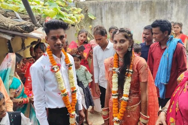 पत्नी का गला घोट कर हत्या करने के बाद पति ने स्वयं लगा ली फांसी 