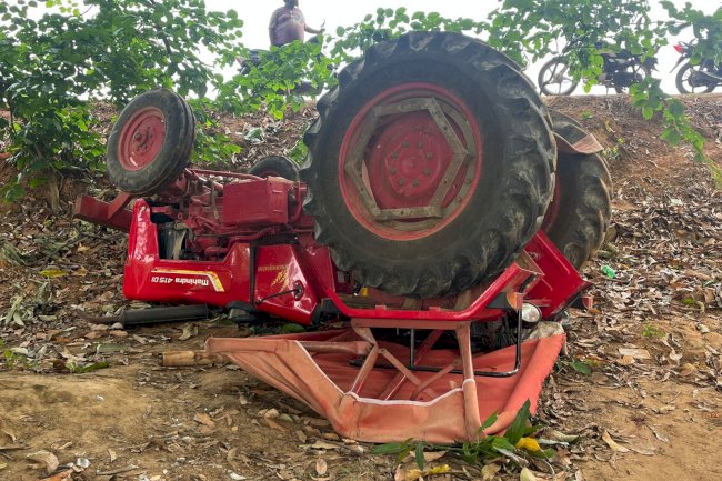 ट्रैक्टर पलटने से मासूम बच्चे की मौत माँ घायल 