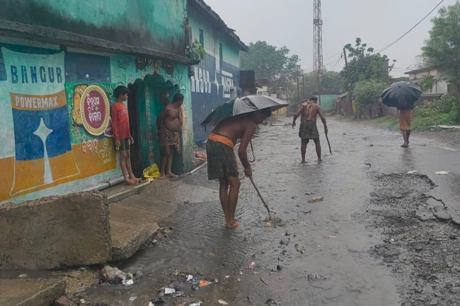 नाली से निकल कर सड़क व घरों में पट गई गंदगी 