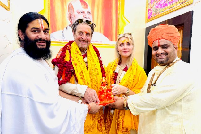 एलन मस्क के पिता एरल मस्क ने किए हनुमानगढ़ी के दर्शन