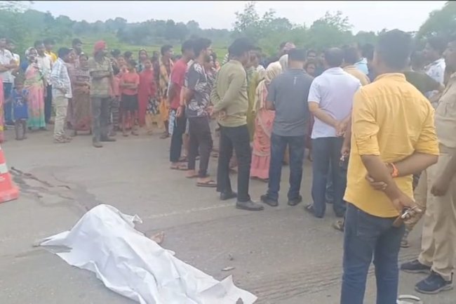 ट्रक ने स्कुटी को पीछे से मारी टक्कर स्कुटी सवार की मौत