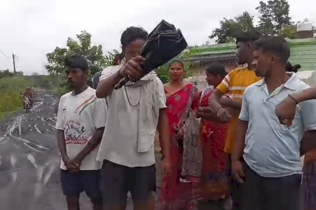 सड़क ना बनने पर मतदान का बहिष्कार करने की चेतावनी 
