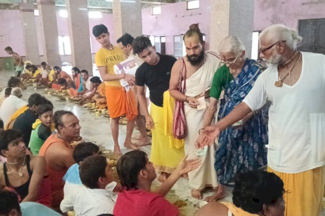 भक्ति पाठ और भजन कीर्तन से गुंज उठी अयोध्या नगरी 