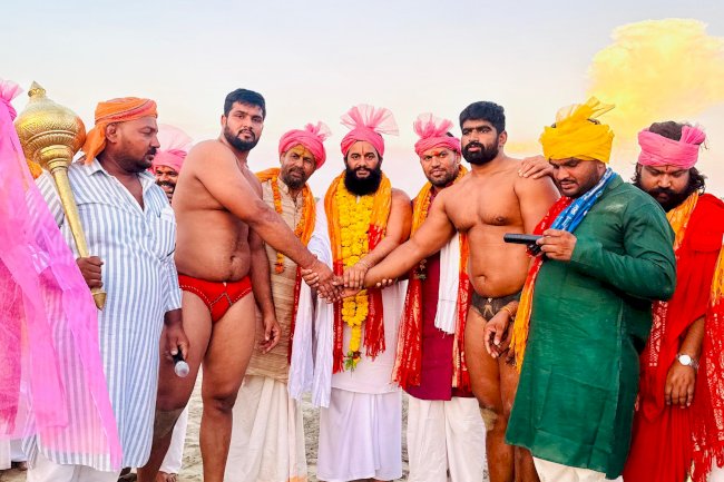 संकट मोचन सेना के राष्ट्रीय अध्यक्ष संजय दास महाराज ने दंगल में बढ़ाई शोभा