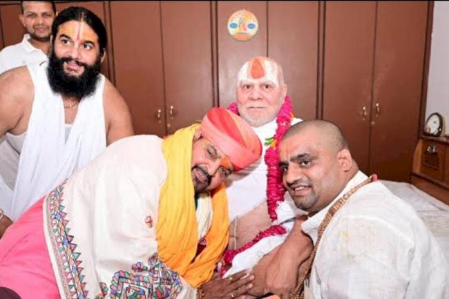 बृजभूषण शरण सिंह और श्रीमहंत ज्ञानदास की अनसुनी कहानी 