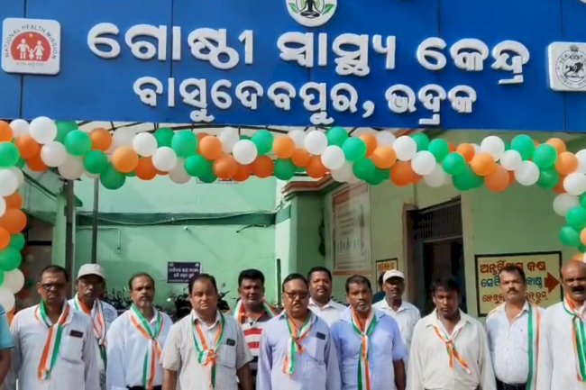स्वतंत्रता दिवस पर व्यापारी संघ ने मरीजो को फल बांटे 