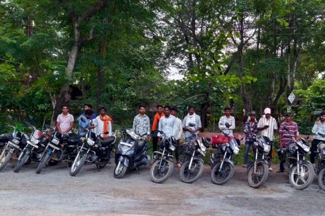 बिना नंबर प्लेट तीन सवारी और पटाखा बुलेट चालको पर कड़ी कार्यवाही 