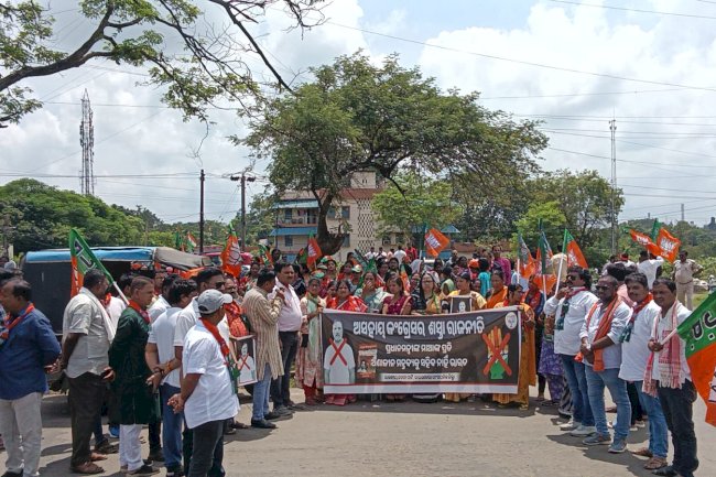 भाजपा ने कांग्रेस कार्यालय का घेराव किया