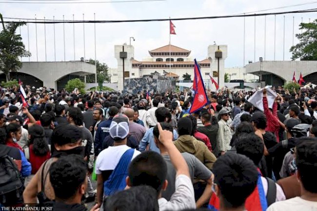 सोशल मीडिया पर प्रतिबंध लगना नेपाल के लिए बना काल
