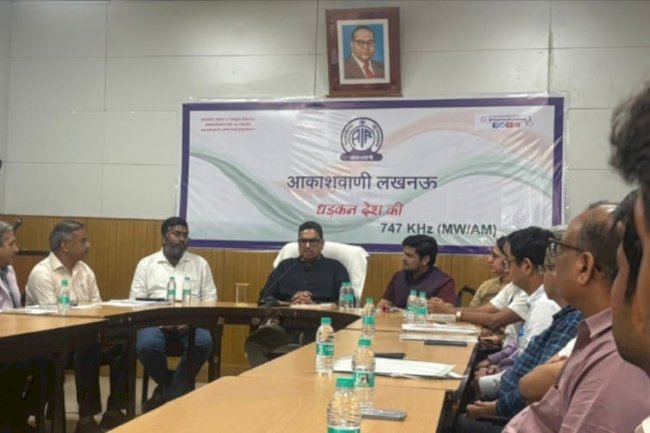 लखनऊ में सूचना एवं प्रसारण मंत्रालय के अधीनस्थ मीडिया इकाईयों के साथ समीक्षा बैठक