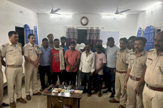 मुर्गा लडाई जुआ खेलने वालों को पुलिस ने किया गिरफ्तार भारी मात्रा में वाहन जब्त