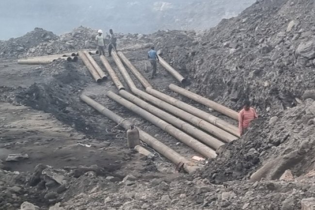 बिना सेफ्टी जैकेट और हेलमेट के काम चल रहा है