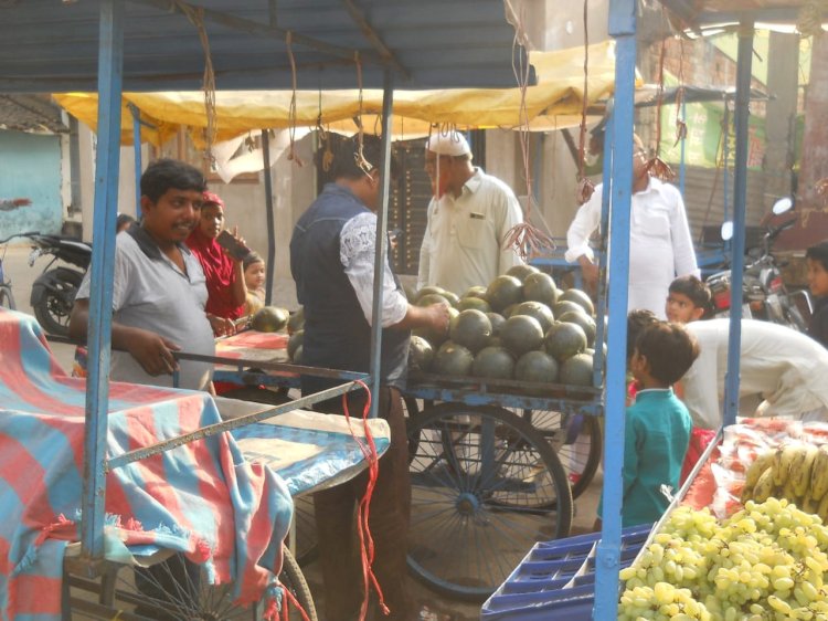 पिता की याद में तरबूज वितरण 