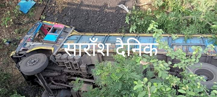 कोयला लदी ट्रक पलटी चालक गंभीर 