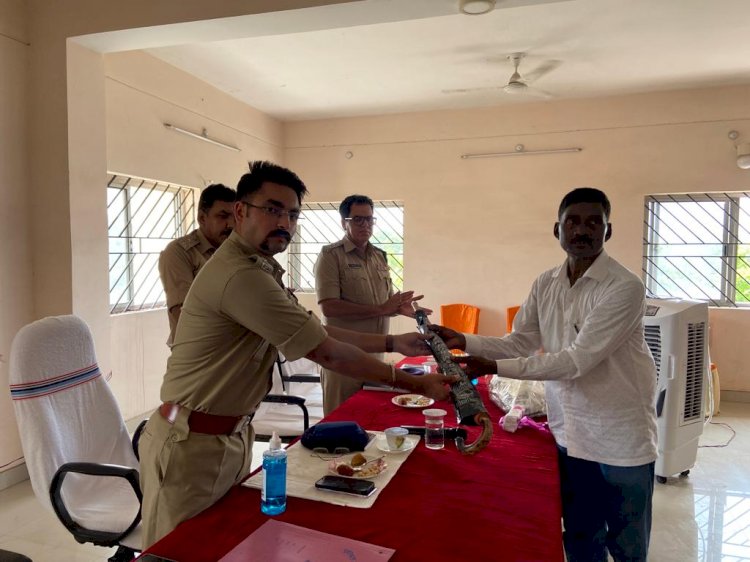 दो पुलिस कर्मियों को दी गई विदाई 