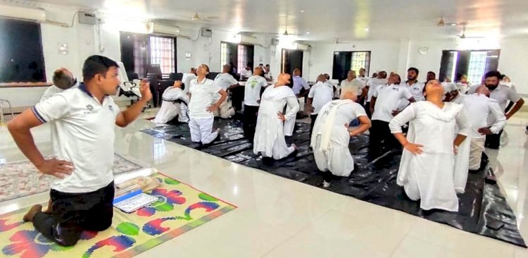 अदालत परिसर में मना योग दिवस 