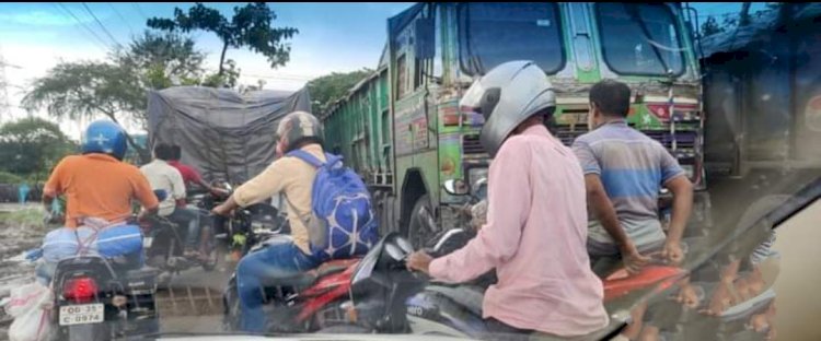 दुर्घटनाओ का कारण बनती जा रही है सड़क 