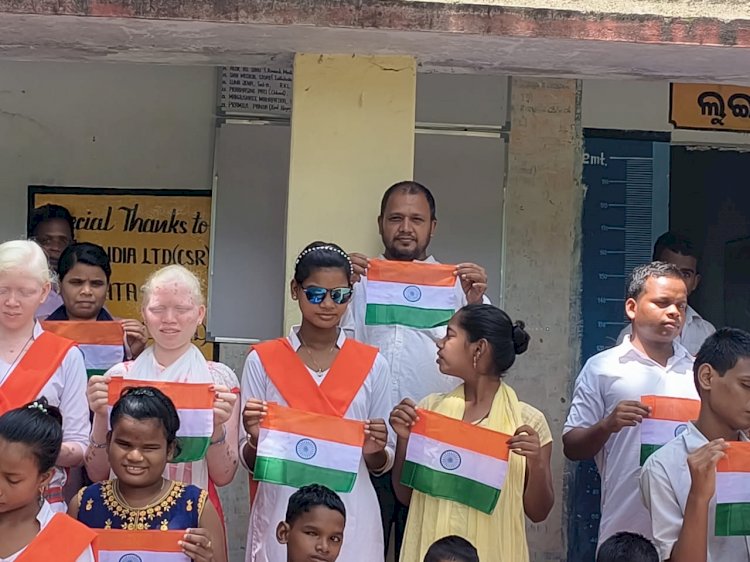 दृष्टिहीन बच्चों के बीच तिरंगा बितरण 