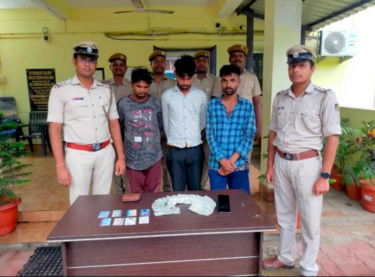 कार का काँच तोड़कर पैसे और मोबाइल चोरी 