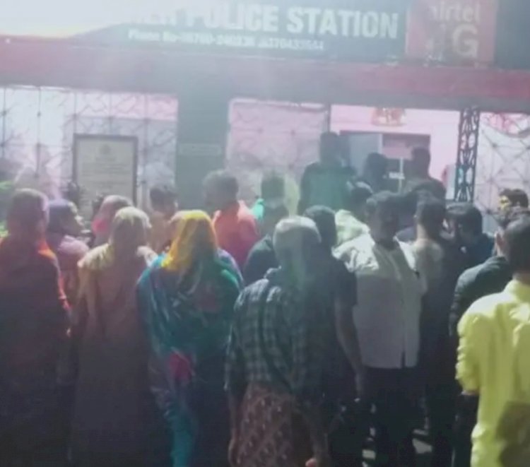 दो गुटों के झगड़े में टूटी तीसरे की गाड़ी 