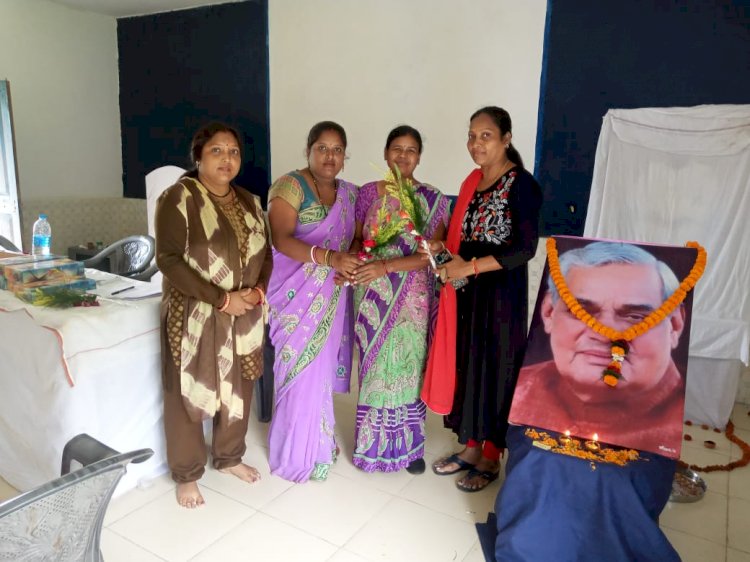 भाजपा कार्यकर्ताओं ने पुर्व प्रधानमंत्री और शहीद को दी श्रद्धांजली  
