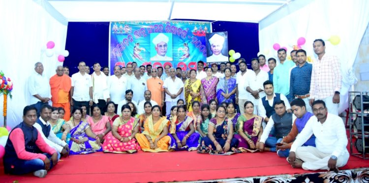 सन् 2000 शैक्षणिक वर्ष के छात्रों द्वारा गुरुपूजन
