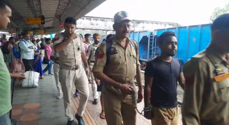 साइबर ठग गिरोह के सदस्यो को ले गई जम्मू कश्मीर पुलिस