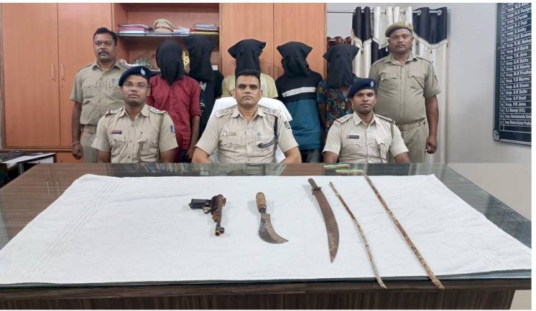 घातक हथियारो के साथ पाँच गिरफ्तार 