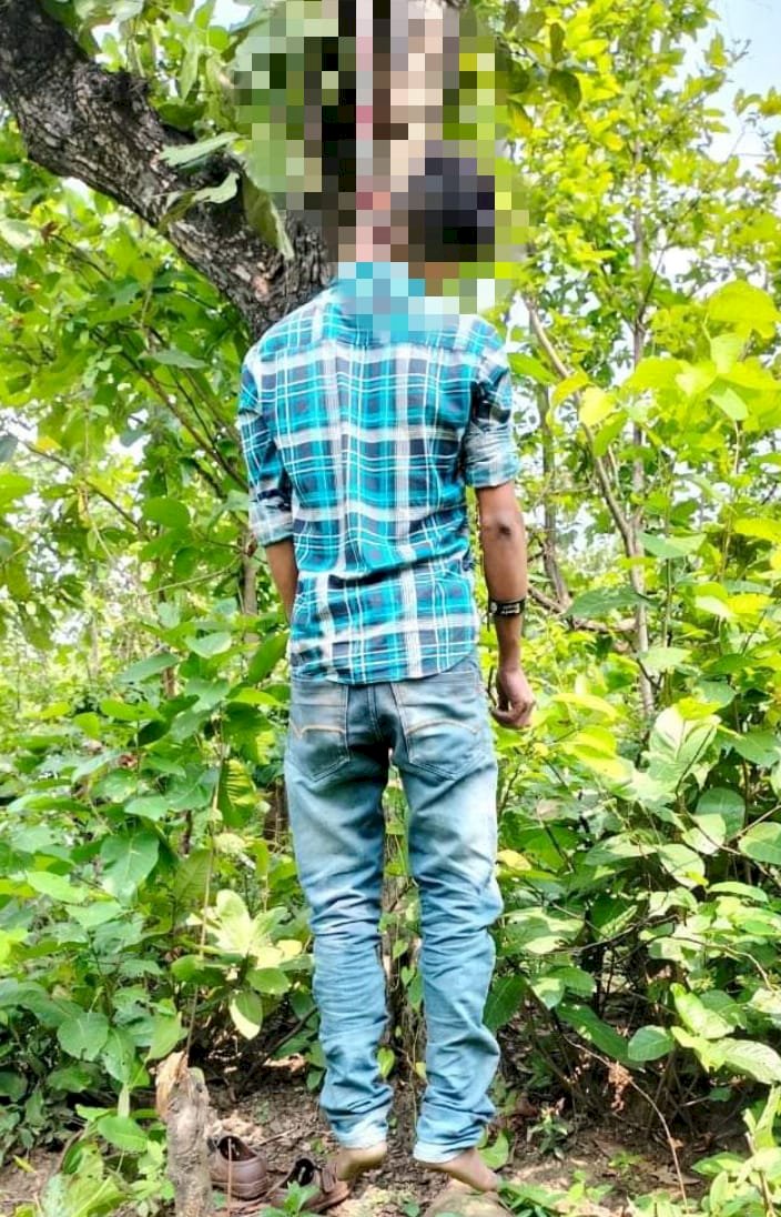 रास्ते के किनारे पेड़ में झूलता मिला युवक का शव 