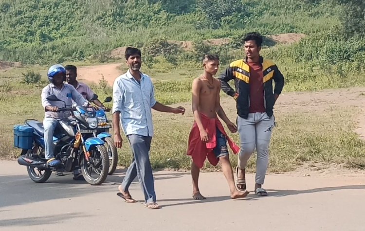 छात्राओं को छेड़ने की सजा सर मुंडवा कर गाँव में घुमाया 