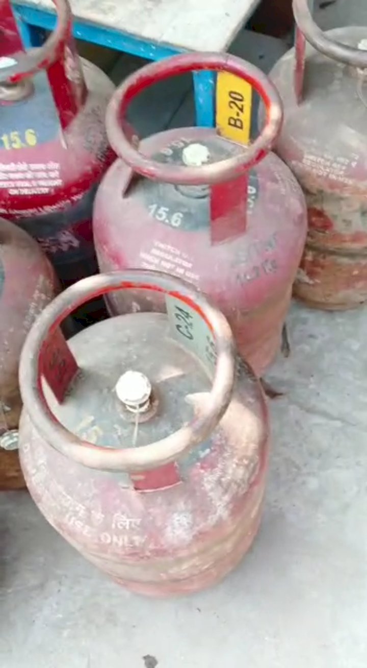 एक से दूसरे सिलेंडर में गैस भरते समय हुआ हादसा 