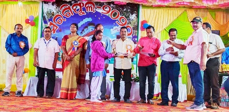कंधाबेरिनी आश्रम स्कूल में सरगी  फूल कार्यक्रम
