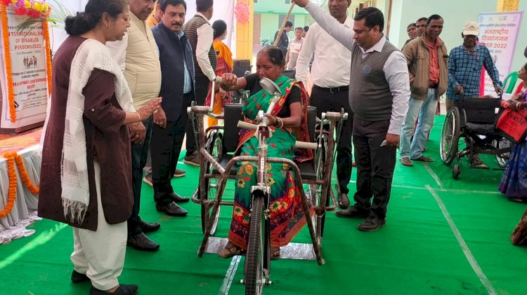 दिव्यांगो के बीच आवश्यक सामग्री का वितरण 
