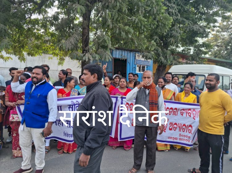 सड़क की समस्या को लेकर सड़क पर उतरी जनता 